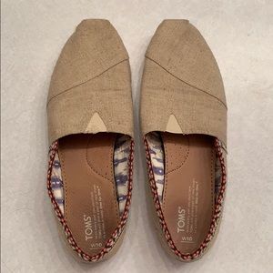 Tom’s flats with adorable detail